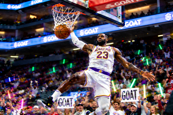 NBA篮球比赛扣篮精彩画面，现场观众热烈欢呼
